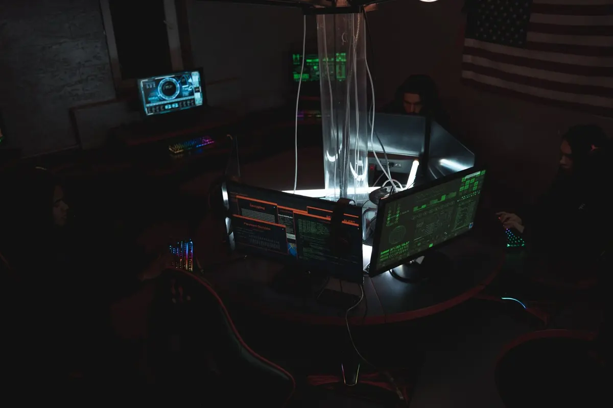 Un dirigeant devant un écran verrouillé par un rançongiciel, ambiance cyber en bleu